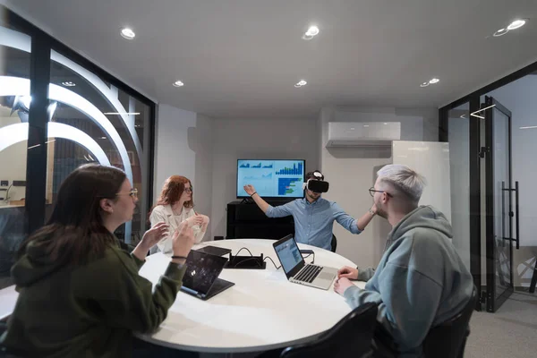 Grupo Diverso Empresarios Colabora Prueba Una Nueva Tecnología Realidad Virtual — Foto de Stock