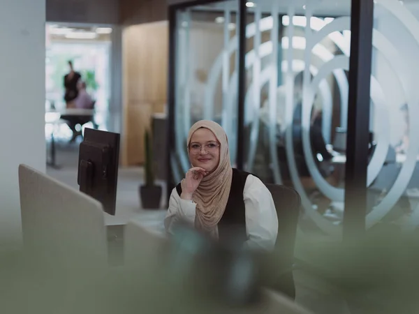 Ufficio Moderno Una Giovane Imprenditrice Musulmana Con Indosso Hijab Siede — Foto Stock