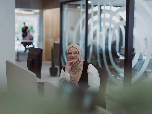 Einem Modernen Büro Sitzt Eine Junge Muslimische Unternehmerin Die Einen — Stockfoto