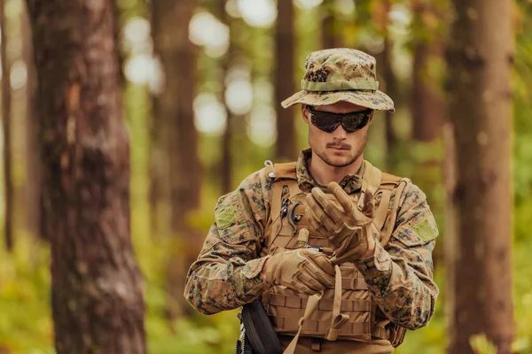 アメリカ海兵隊特殊作戦兵士が接近戦に備えて戦術と通信装置を準備 — ストック写真