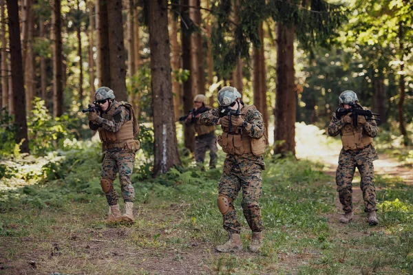 Gruppo Soldati Guerra Moderni Sta Combattendo Una Guerra Aree Forestali — Foto Stock