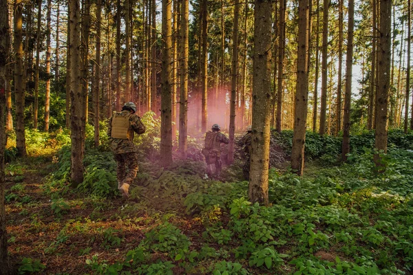 Grupa Współczesnych Żołnierzy Wojennych Toczy Wojnę Niebezpiecznych Odległych Obszarach Leśnych — Zdjęcie stockowe