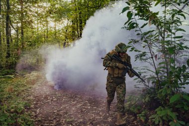 Savaşta ordu muharebesi. Askerler dumanda..