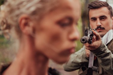 Teröristler kadın asker yakalayıp özel taktiklerle şiddet kullanarak sorguya çektiler..