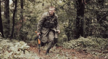 Askerler teröristleri canlı ele geçirdi ve onlara karşı şiddet içeren özel taktiklerle sorguladı..