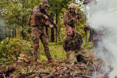 Askerler teröristleri canlı ele geçirdi ve onlara karşı şiddet içeren özel taktiklerle sorguladı..