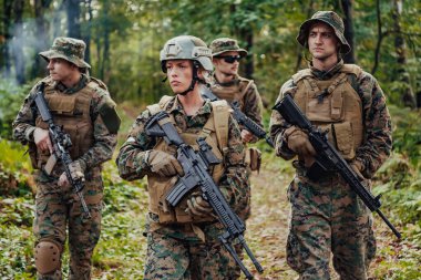 Modern Savaş Askerleri Ekibi Taktik Savaş Formasyonu Kadını Takım Lideri.