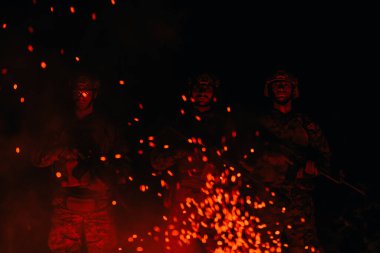 Askerler gece görevinde lazer ışını ışını kullanarak hareket halindeler. Askeri ekip kavramı..