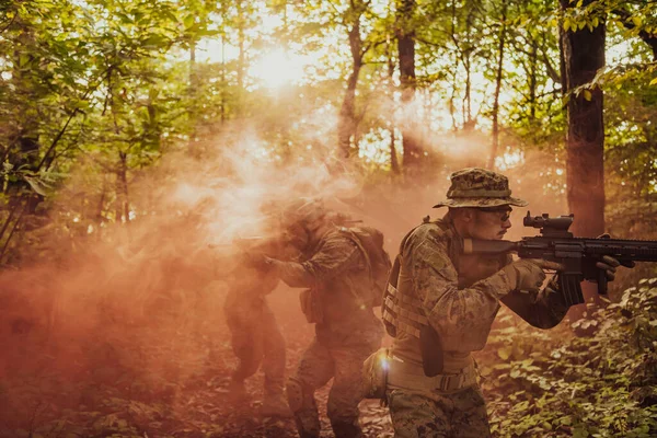 Μια Ομάδα Σύγχρονων Στρατιωτών Πολέμου Διεξάγει Πόλεμο Επικίνδυνες Απομακρυσμένες Δασικές — Φωτογραφία Αρχείου