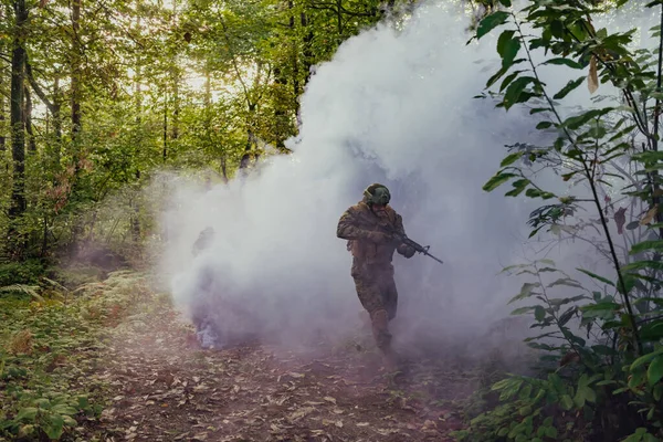 战争中的军事战役 硝烟弥漫的军队 — 图库照片