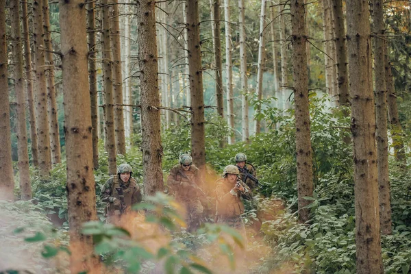 Група Сучасних Військових Бійців Веде Війну Небезпечних Віддалених Лісових Районах — стокове фото