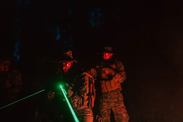 Στρατιώτες Ομάδα Δράση Κατά Διάρκεια Της Νυχτερινής Αποστολής Χρησιμοποιώντας Λέιζερ — Φωτογραφία Αρχείου