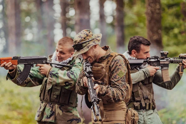 Muhalif Taraftaki Bir Grup Asker Savaştan Sonra Barışı Kutluyor — Stok fotoğraf