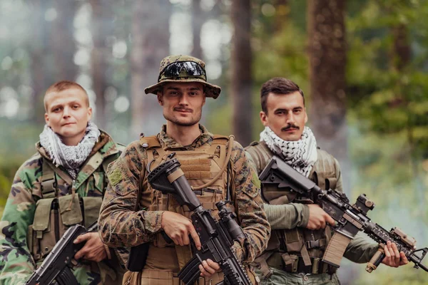 Goup Soldiers Oposit Sides Celebrating Peace Battle — Stock Photo, Image