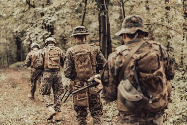 Moderne Krigsførelse Soldater Trup Kører Som Team Kamp Dannelse - Stock-foto
