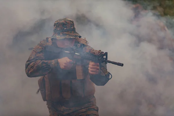 Een Soldaat Vecht Een Oorlogsgebied Omringd Door Vuur — Stockfoto