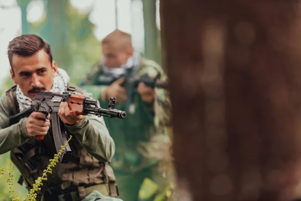 森の中の怒りのテロリストゲリラ兵士戦士 — ストック写真