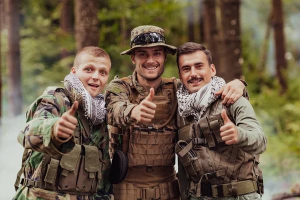 Group Soldiers Oposit Sides Celebrating Peace Battle — Stock Photo, Image