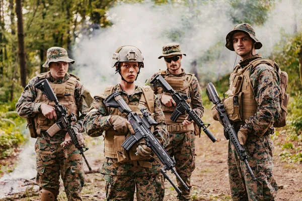 Modern Warfare Στρατιώτες Squad Running Tactical Battle Formation Γυναίκα Αρχηγός — Φωτογραφία Αρχείου
