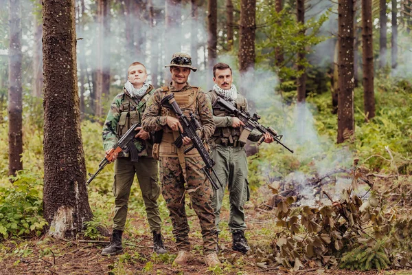 Soldatengruppe Auf Der Gegenseite Feiert Frieden Nach Der Schlacht — Stockfoto