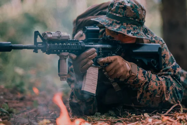 Ateşle Çevrili Modern Savaş Askeri Yoğun Tehlikeli Orman Bölgelerinde Savaşıyor — Stok fotoğraf