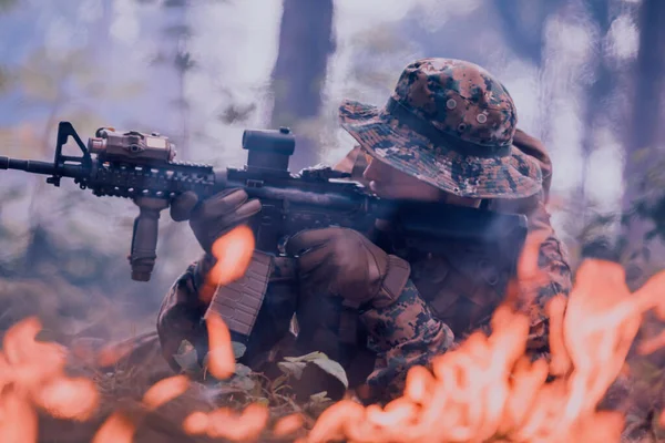 Солдат Сражается Лесу Окруженном Огнем — стоковое фото