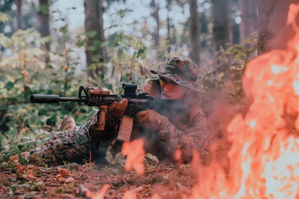 Ένας Στρατιώτης Μάχεται Μια Εμπόλεμη Περιοχή Που Περιβάλλεται Από Φωτιά — Φωτογραφία Αρχείου