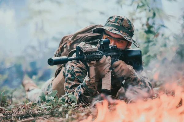 Ein Soldat Kämpft Einem Von Feuer Umgebenen Kriegsgebiet — Stockfoto