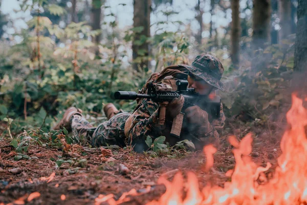 Żołnierz Walczy Lesie Otoczony Ogniem — Zdjęcie stockowe