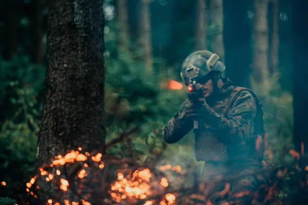 Ένας Στρατιώτης Μάχεται Μια Εμπόλεμη Περιοχή Που Περιβάλλεται Από Φωτιά — Φωτογραφία Αρχείου