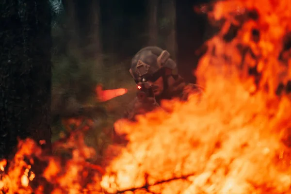 Soldat Slåss Ett Krigsområde Omgivet Eld — Stockfoto