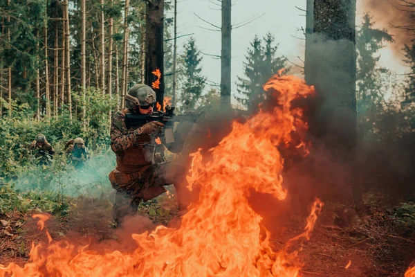 Moderní Válečný Voják Obklopený Ohněm Bojuje Hustých Nebezpečných Lesních Oblastech — Stock fotografie