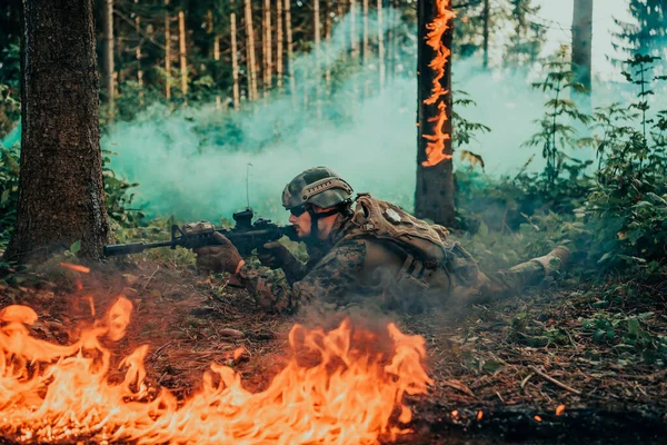 Σύγχρονη Στρατιώτης Πολέμου Που Περιβάλλεται Από Πυρκαγιά Αγώνα Πυκνές Και — Φωτογραφία Αρχείου