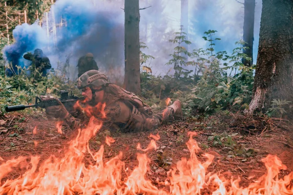 Soldats Guerre Modernes Entourés Combats Feu Dans Des Zones Forestières — Photo