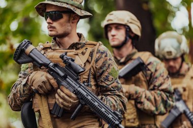 Çağdaş Savaş Askerleri Bölüğü Savaş Düzeni 'nde Takım Olarak Koşuyor.