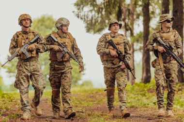 Asker savaşçılar silahlarla birlikte duruyorlar. Amerikan ordusunun seçkin üyelerinin grup portresi, özel askeri şirket çalışanları, anti-terör ekibi..