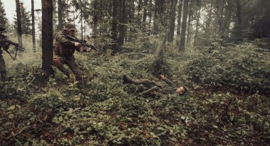 Askerler teröristleri canlı ele geçirdi ve onlara karşı şiddet içeren özel taktiklerle sorguladı..