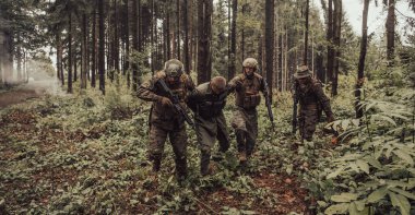 Askerler teröristleri canlı ele geçirdi ve onlara karşı şiddet içeren özel taktiklerle sorguladı..