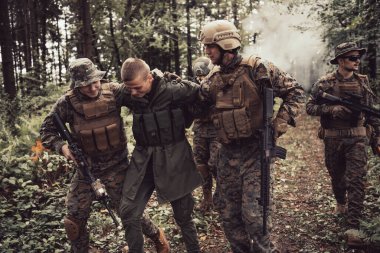 Askerler teröristleri canlı ele geçirdi ve onlara karşı şiddet içeren özel taktiklerle sorguladı..