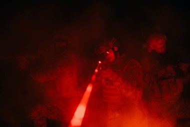 Askerler gece görevinde lazer ışını ışını kullanarak hareket halindeler. Askeri ekip kavramı..