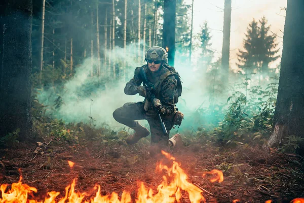Современный Боец Окруженный Огнем Сражается Густых Опасных Лесах — стоковое фото