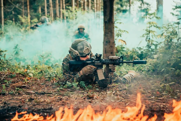 Współcześni Żołnierze Wojenni Otoczeni Walką Ognia Gęstych Niebezpiecznych Obszarach Leśnych — Zdjęcie stockowe