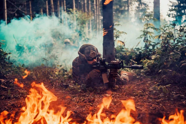 Σύγχρονη Στρατιώτης Πολέμου Που Περιβάλλεται Από Πυρκαγιά Αγώνα Πυκνές Και — Φωτογραφία Αρχείου