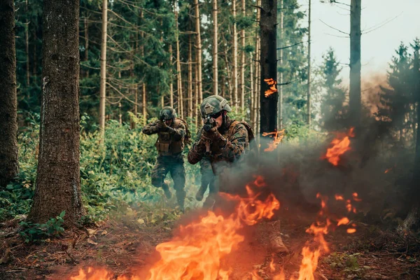 Soldats Guerre Modernes Entourés Combats Feu Dans Des Zones Forestières — Photo