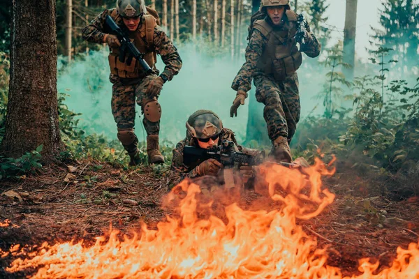 Çağdaş Savaş Askerleri Yoğun Tehlikeli Orman Bölgelerinde Silahlı Çatışmalarla Kuşatıldı — Stok fotoğraf