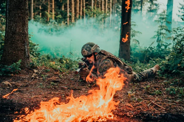 Soldados Guerra Modernos Cercados Por Combate Incêndios Áreas Florestais Densas — Fotografia de Stock
