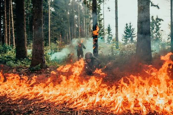 Soldados Guerra Modernos Rodeados Fuego Zonas Boscosas Densas Peligrosas —  Fotos de Stock
