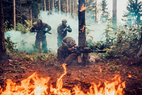 Moderne Soldaten Der Kriegsführung Umgeben Von Brandbekämpfung Dichten Und Gefährlichen — Stockfoto