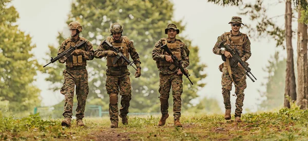 Asker Savaşçılar Silahlarla Birlikte Duruyorlar Amerikan Ordusunun Seçkin Üyelerinin Grup — Stok fotoğraf