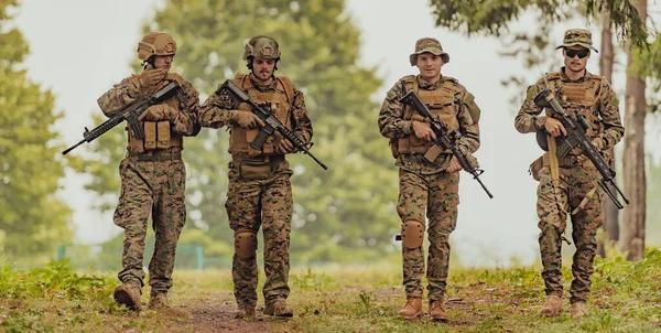 Στρατιώτες Που Στέκονται Μαζί Όπλα Ομαδική Προσωπογραφία Μελών Της Ελίτ — Φωτογραφία Αρχείου